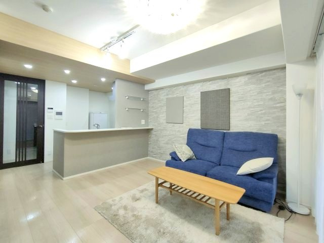 【LDK約11.9帖】　洗練されたスタイリッシュなデザイン性と使いやすさを備えた仕様。毎日使う空間だからこそのこだわりが充実しています。お好みでインテリアコーディネートするのも楽しいですね。