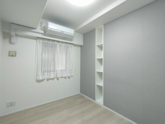 【洋室約4.5帖】　お子様の勉強部屋、書斎など使い方を想像しながらぜひご覧ください。