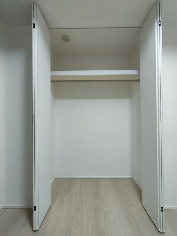 【洋室約4.5帖　収納】　クローゼットは奥行きのあるタイプ。収納力がしっかりあります。