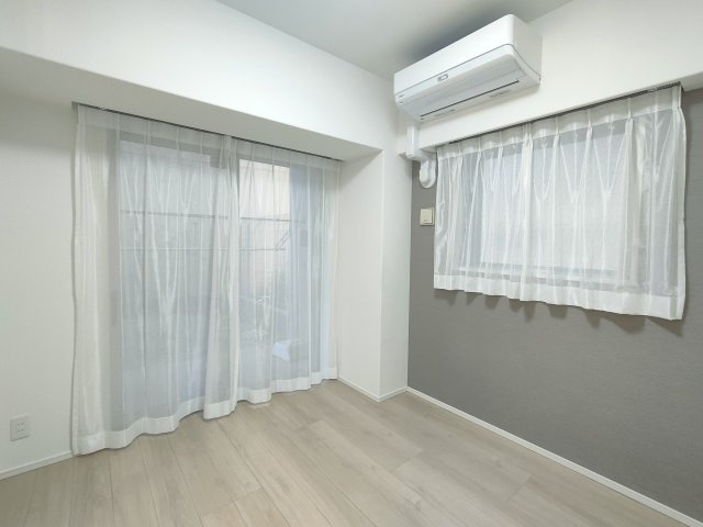 【洋室約5.0帖】　リビングに隣接する居室。引き戸を開け放てば2部屋が一体となり広々とした快適空間が生まれます。