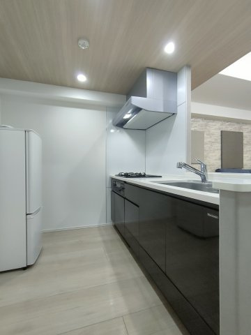 【キッチン】　冷蔵庫などのキッチン家電を設置してもゆとりあるスペースが確保されています。