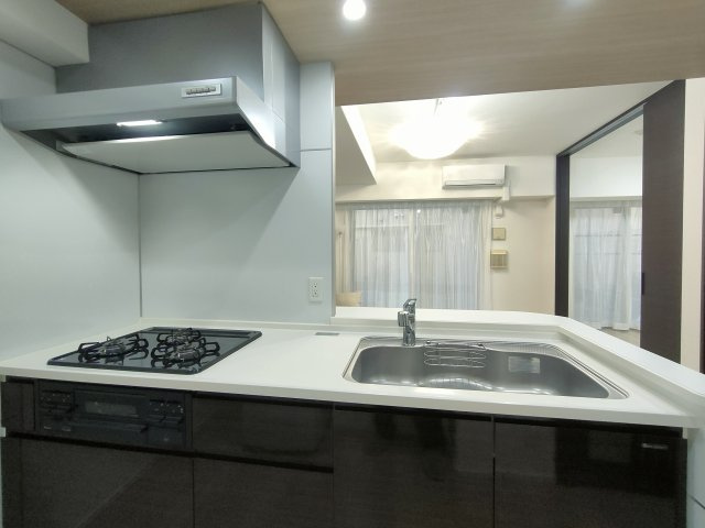 【キッチン】　作業スペースが広く、収納も充実したシステムキッチンです。