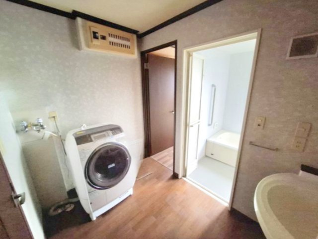 広めの脱衣室で、家族が同時に利用しても混雑せず朝の支度や入浴時のストレスを大幅に軽減！