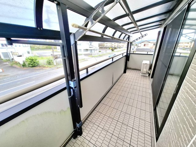 2WAYバルコニー。端から端まで日光を遮らない庇がついています！たくさん洗濯物が干せますね。