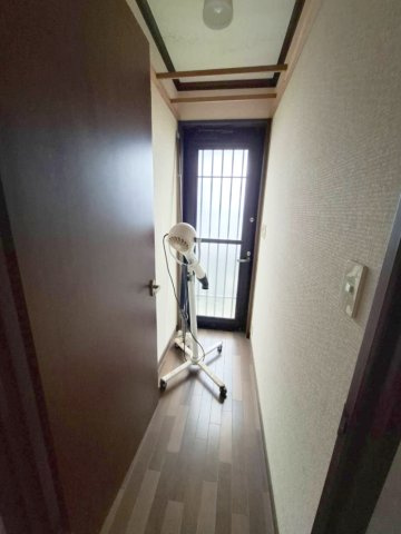 廊下の奥から光が入るので「抜け感」が生まれ、狭い空間でも閉塞感が感じにくく気分もあがりそうですね！