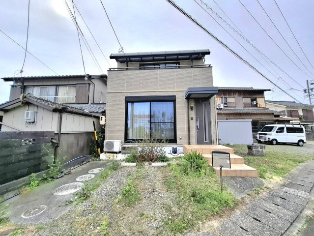 玄関と車が近いため、重い買い物や子供の乗り降りがスムーズです。