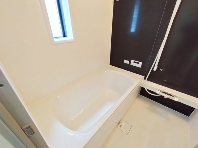 1日の疲れを癒す広々としたバスルーム。浴室乾燥機が備わり、防カビ対策や雨の日のお洗濯にも活躍いたします。