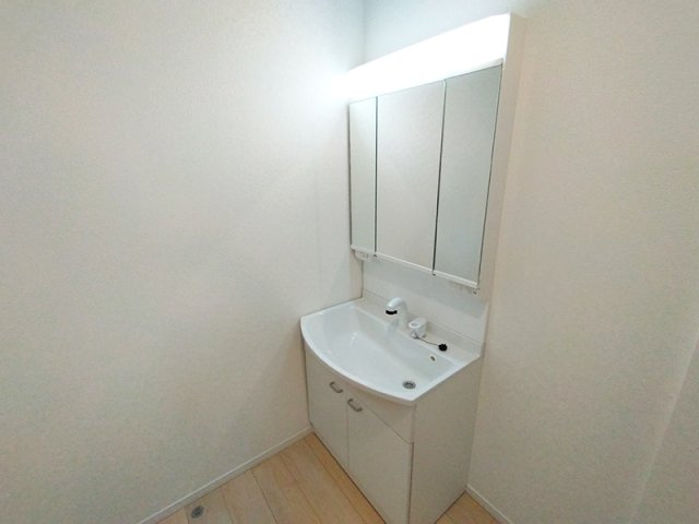 洗面台には大きく見やすい三面鏡が付いているので、身支度がスムーズに行えます。