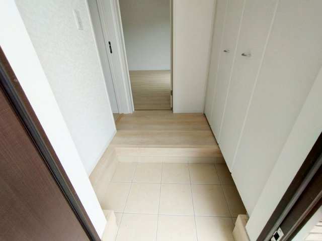 収納設置済みの為、スッキリとした玄関を保ちやすいです。