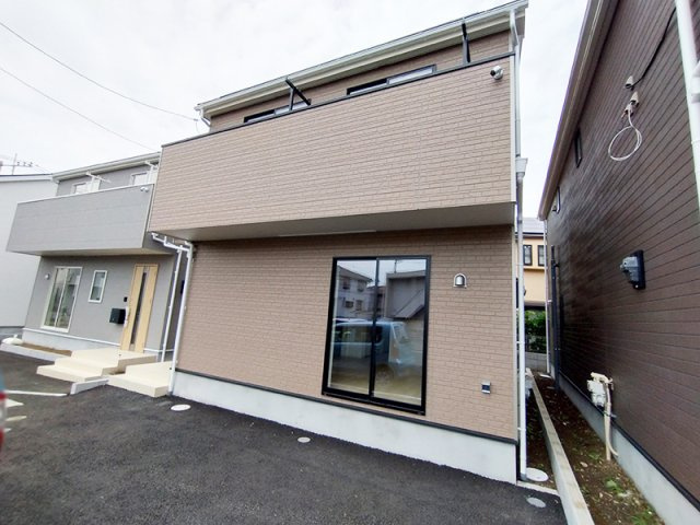 小中学校まで徒歩5分以内。お子様の登下校も安心の距離。