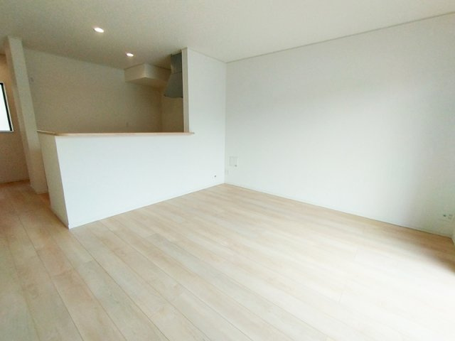 南向きの大きな窓から陽光が入りあたたかな雰囲気。