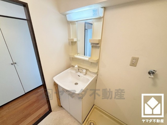 洗面台は収納付きのためスッキリお使い頂けます。洗面ボウルが広めなので、忙しい朝でも身支度がしやすく時短になります。