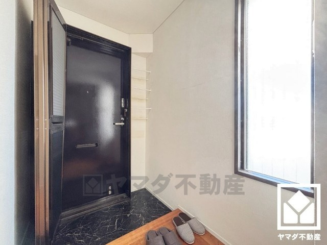洗練されたデザインの玄関スペース。上質な空間演出でお出迎え、住まいの第一印象を美しく。窓から柔らかな光が差し込み、外出時にも帰宅時にも、明るい気持ちになれます。