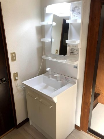 独立洗面台、小物を置くことができて便利です
