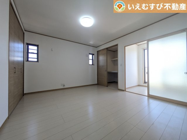 2面採光で明るい居室　たっぷりの採光で自然光の差し込む明るいお部屋！新生活を想像すると楽しみが増しますね♪