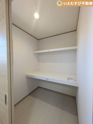 たっぷりの収納力を備えたウォークインクローゼット　たくさん収納できるので季節物やかさばるバッグなども片付きます♪
