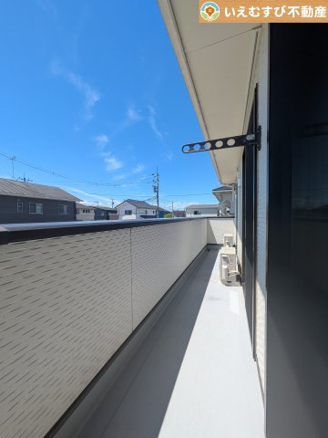 南バルコニーで毎日のお洗濯もラクラク快適　しっかり太陽の光が降り注ぐ南向きなのでお洗濯物が乾きやすい♪