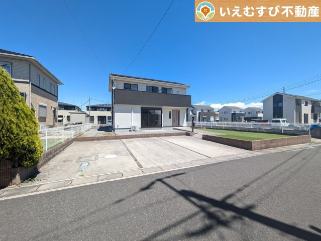 並列3台駐車可能なゆとりのカースペース　複数台車をお持ちでも、お友達が遊びに来てもゆとりの駐車スペース！