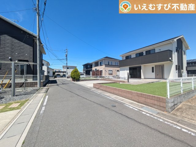 充分な広さの前面道路　間口が広くお車の出し入れも問題なく行えるスペースが確保されています♪