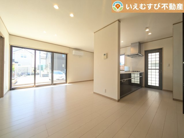 自然光で満たされる明るく開放感溢れるリビング　たっぷりの採光で明るい空間。家族みんなでくつろげます♪