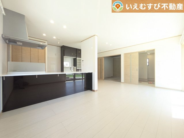 開放感と家族との距離感にこだわったＬＤＫ　採光たっぷりのリビングで休日には家族みんなでくつろげそうですね♪