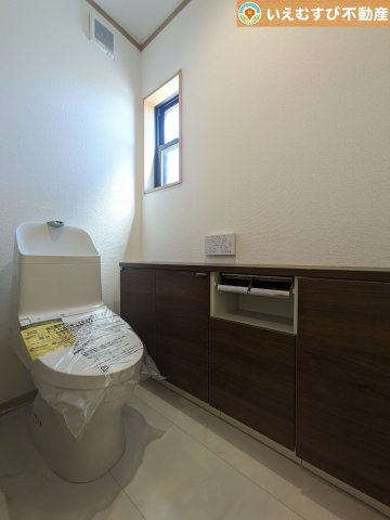シンプルで清潔感のあるトイレ　窓付きで明るく、お掃除しやすいシンプルな空間♪