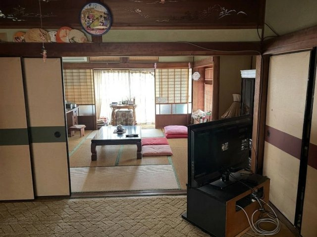 続き間として利用可能な和室。襖を開けると開放感があります。