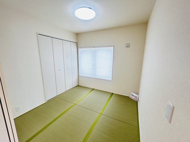 現地写真　リビング隣の和室はお子様の遊び部屋としてもちょうどいいですね♪       　