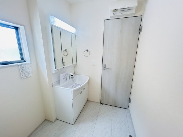 現地写真　シャワー付きの洗面台は忙しい朝でも身支度を整えるのにとても便利◎       　