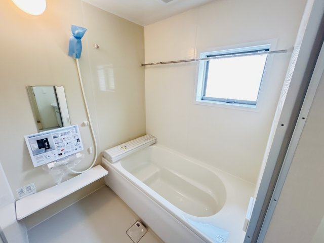 現地写真　乾燥・暖房・涼風と充実の内容！お風呂に入る前に暖房をつけておけば、寒い嫌な思いはしません。         　