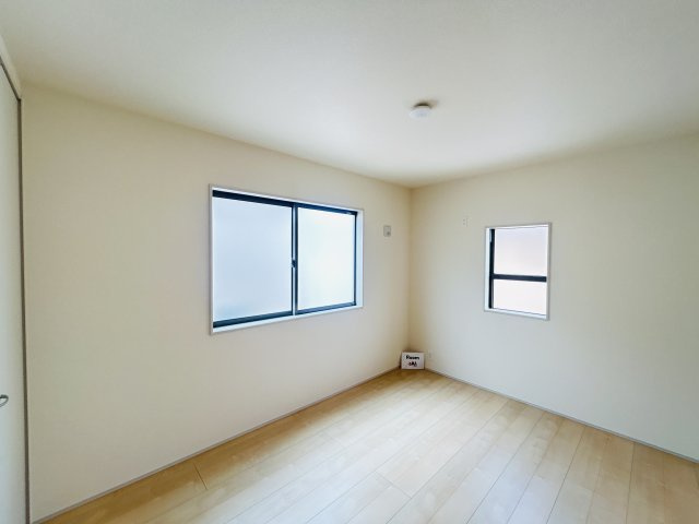 現地写真　二面採光で明るく風通しの良い洋室♪     　　     　     　