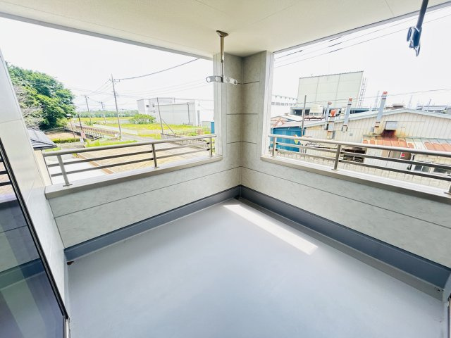 現地写真　インナーバルコニーで少しの雨なら濡れずにすみます。天気が怪しいけど…という悩みも解消ですね         　      　       　     　　　