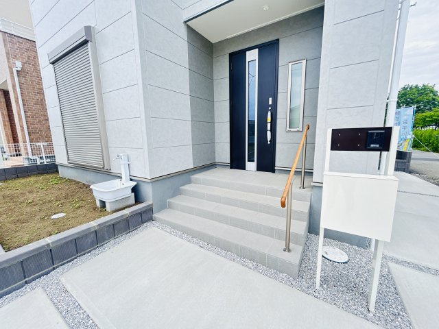 現地写真　TVモニター付きドアホンでセキュリティも安心です！　