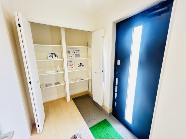 現地写真　30足以上収納できる下駄箱、狭い玄関もスッキリ使用できます。       　