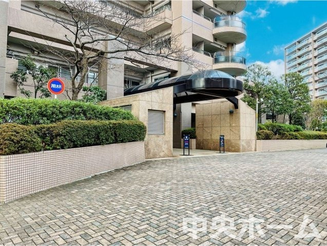 【エントランス】マンションのエントランスは、その物件の印象を決める、顔とも言える場所です。毎日通る場所ですからきれいなのが一番です。
