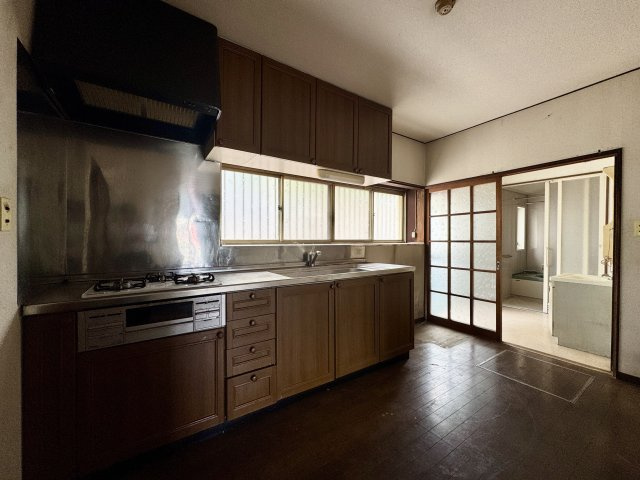 広々キッチンには収納が豊富なのでスッキリと見せることができます。