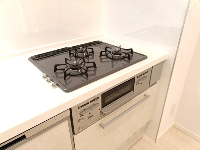 【3口ガスコンロ】　3口コンロ、グリル付きでお料理のレパートリーも増えそうです。