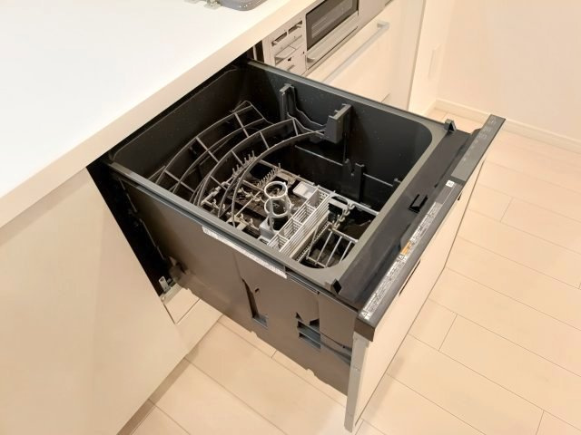 【食器洗浄乾燥機】　食器洗い乾燥機付で食器洗いの日々の煩わしさから解放されます。