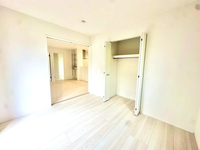 2面採光で。5.25帖の洋室です。陽当りは良好です。