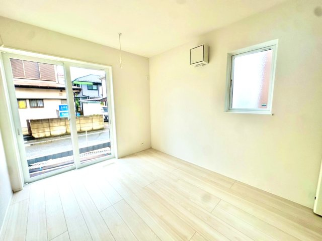 約6.03帖の洋室です。南向きに窓があり陽当り良好です。