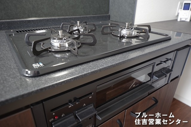 お料理が楽しくなる3口コンロ・グリル付き！