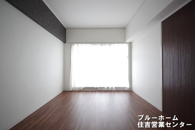 洋室です！南東向きのバルコニーに出入りできる窓があり、明るいお部屋です！