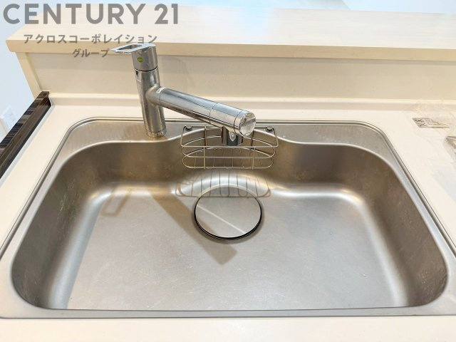 大きなシンクでお鍋などの大きな調理器具を洗う際にも便利です。　