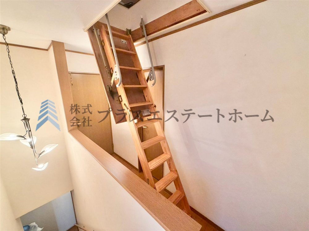 屋根裏収納への収納階段です♪