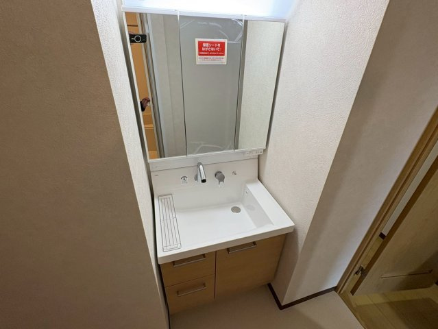 収納力のある洗面化粧台です。三面鏡裏や下部収納に洗面用品やストック類を整理でき、洗面周りをすっきり保てます。ボウルは広く、水はねしにくい設計となっています。浴室や洗濯機置場への動線も◎