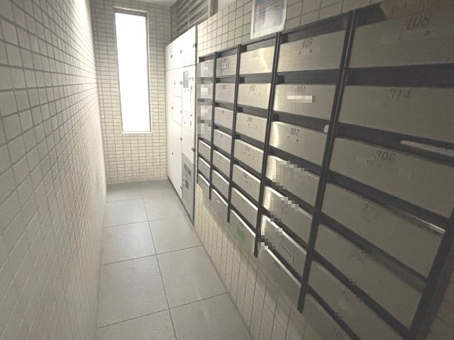便利な宅配BOXと集合ポスト。不在時もお荷物受け取れます。