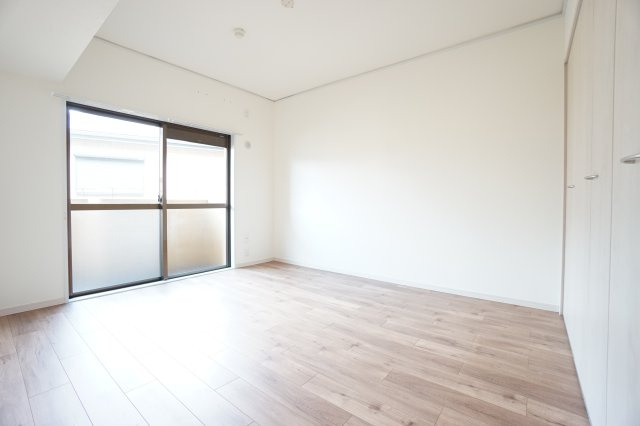 約7帖の洋室です！主寝室としてお使いください♪