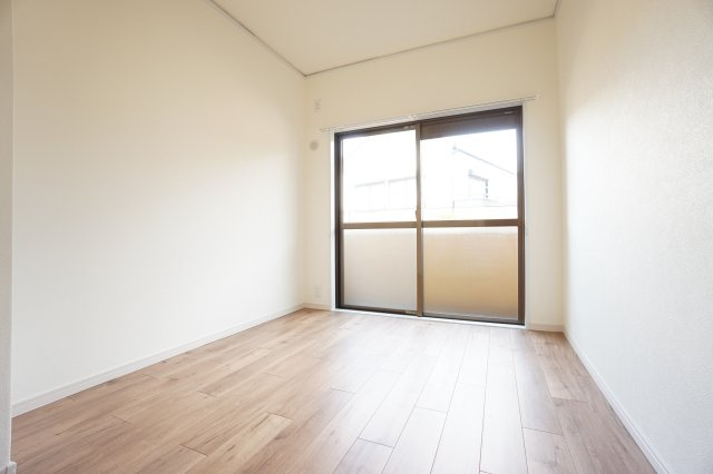 約4.5帖の洋室です！全居室バルコニーに面しています！