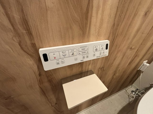 温水洗浄便座付きトイレです！ボタン洗浄付き♪