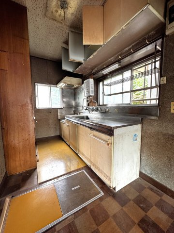 正面と側面の2箇所に窓を配置し、明るい光が差し込むキッチンスペース。調理中の気になるにおいや煙もスムーズに換気できます。上下にしっかり収納棚が備わっており、調理器具や食器類もすっきりと片付きます。